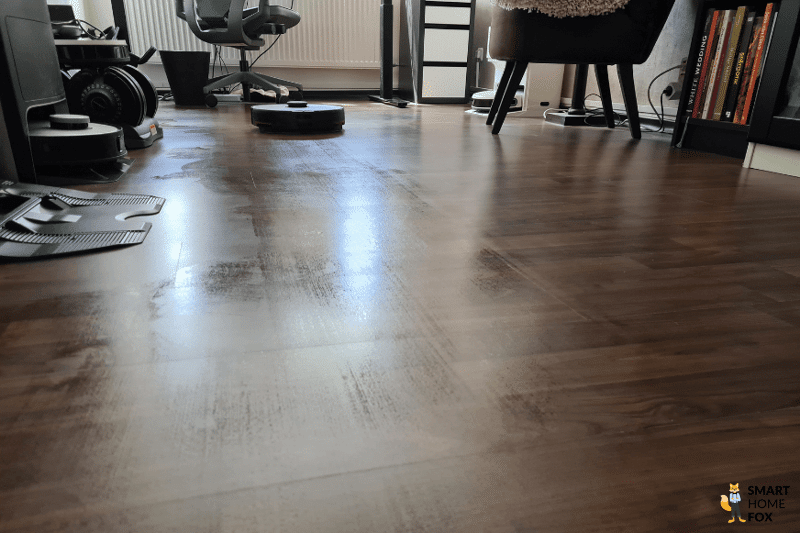 Der Roborock S7 MaxV Ultra wischt den Boden im Arbeitszimmer